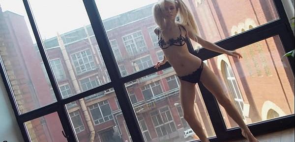  SmelyQ Petite Body In The Exclusive Video